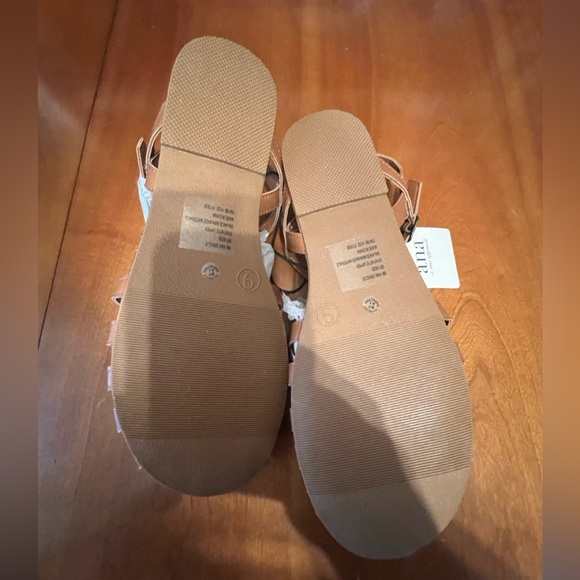 Women’s size 9 brand is A.N.A - Picture 3 of 3